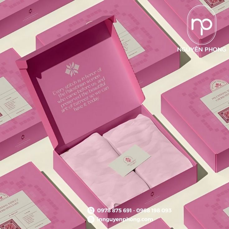 Mẫu hộp carton sóng in màu nổi bật đựng quần áo